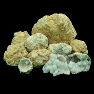 geode-quartz-cristal-roche-fermee-casser-ouvrir-mineraux-pierre-naturelle-cristaux