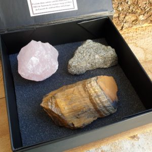 mineraux pierres naturelles precieuses cristaux cristal de roche amethyste pyrite coffret