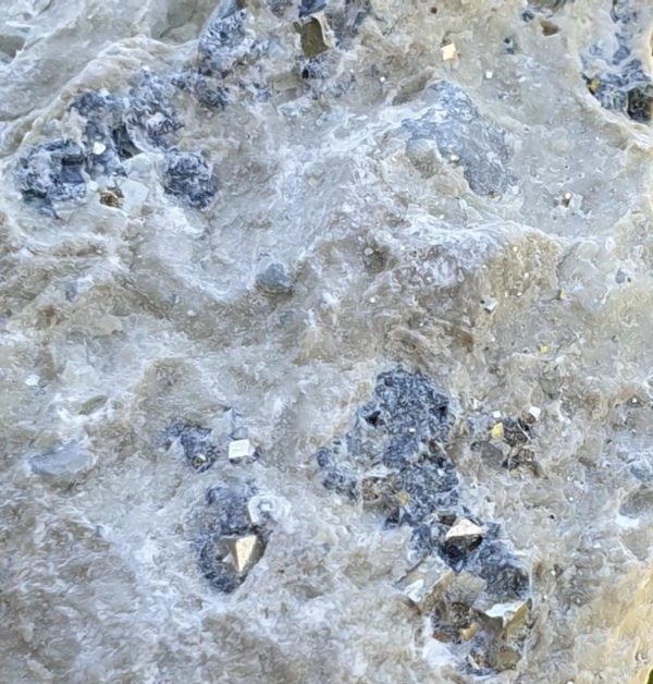 pyrite-cristaux-cube-navajun-espagne-mineraux-pierre-precieuse-naturelle-dorée