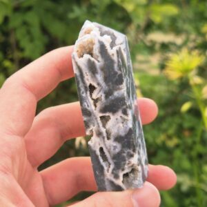 Obélisque d'Agate noire à Géodes de Quartz - Chine