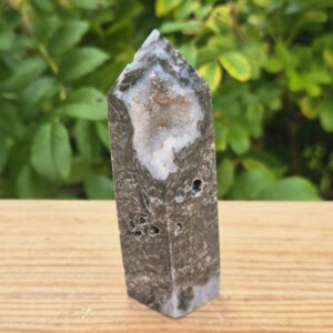 Obélisque d'Agate noire à Géodes de Quartz - Chine