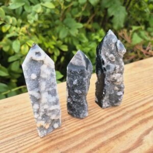 Obélisque d'Agate noire à Géodes de Quartz - Chine - Lot de 3 pointes