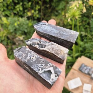 Obélisque d'Agate noire à Géodes de Quartz - Chine - Lot de 3 pointes