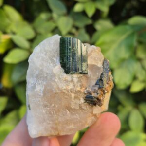 tourmaline-verdelite-verte-bresil-mineraux-cristaux-quartz