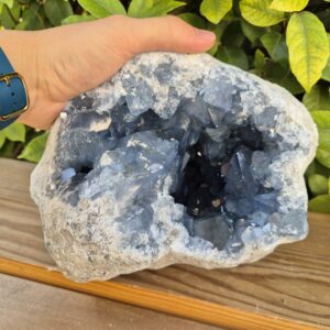 geode-celestine-celestite-mineraux-cristaux-madagascar-pierre-bleue-collection